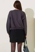 Önü Boncuklu Üç İplik Kısa Sweatshirt Füme - 3