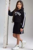 Kız Çocuk New York Baskılı Kapüşonlu Sweatshirt İp Askılı Penye Kumaş Elbise 2li Siyah Takım thumbnail 4