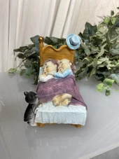 Yatakta Uyuyan  Sevimli Yaşlı Çift ve Kedisi Biblo thumbnail 7