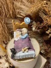 Yatakta Uyuyan  Sevimli Yaşlı Çift ve Kedisi Biblo thumbnail 6