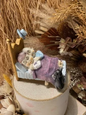 Yatakta Uyuyan  Sevimli Yaşlı Çift ve Kedisi Biblo thumbnail 4