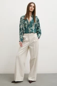 V Yaka Desenli Gofret Saten Gömlek Yeşil thumbnail 4