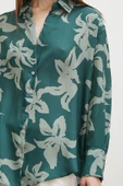 V Yaka Desenli Gofret Saten Gömlek Yeşil thumbnail 2