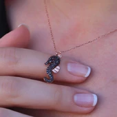 Siyah Zirkon Taşlı Deniz Atı 925 Ayar Gümüş Kolye thumbnail 1