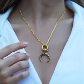 Renkli Zirkon Taşlı Hilal Modeli Önden Klipsli Gold Kaplama Zincir Gümüş Kolye thumbnail 1