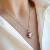 Zirkon Taşlı Kare Lotus Çiçeği Gümüş Kolye thumbnail 3