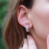 Baget Taşlı Yarım Halka Gümüş Küpe thumbnail 1