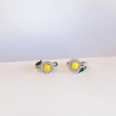 Mine İşli Sarı Papatya Zirkon Taşlı Gümüş Küpe thumbnail 2