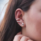 Kulağı Saran Rose Kaplama Siyah Taş Detaylı Gümüş Kıkırdak Küpe thumbnail 2