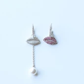 Pembe Zirkon Taşlı Dudak Figürlü Sallantılı İnci Gümüş Küpe thumbnail 4