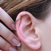 Gold Kaplama Yeşil Zirkon Taşlı Kıkırdak Gümüş Küpe thumbnail 3