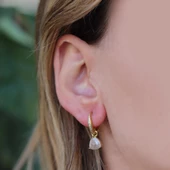 Beyaz Kuvars Taşlı Gold Kaplama Damla Gümüş Küpe thumbnail 3