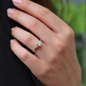 Starlight Diamond Çapraz Yuvarlak Kesim Pırlanta Montür Gümüş Tek Taş Yüzük thumbnail 4