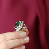 Zirkon Taş Çerçeveli Kök Zümrüt Taşlı  Gümüş Yüzük thumbnail 2