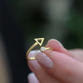 Gold Kaplama Üçgen Zirkon Taşlı Ayarlanabilir Gümüş Yüzük thumbnail 3