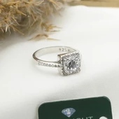 Yanları Pırıltılı Taşlarla Süslenmiş Kare 3.00 ct Starlight Diamond Tektaş thumbnail 3