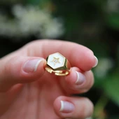 Yıldız Modeli Beyaz Mine İşli Gold Kaplama Ayarlanabilir Gümüş Yüzük thumbnail 1