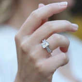 Ortası Baget Taşlı Mini Mekik Modeli Starlight Diamond Gümüş Yüzük thumbnail 1