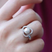 3 Yapraklı Çiçek Model Zirkon Taşlı İnci Gümüş Yüzük thumbnail 3