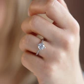 4 Tırnaklı Çapraz Model Tek Taş Starlight Diamond Gümüş Yüzük thumbnail 3