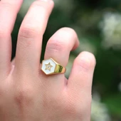 Yıldız Modeli Beyaz Mine İşli Gold Kaplama Ayarlanabilir Gümüş Yüzük thumbnail 2