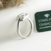 Yanları Pırıltılı Taşlarla Süslenmiş Kare 3.00 ct Starlight Diamond Tektaş thumbnail 1
