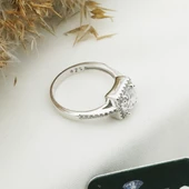 Yanları Pırıltılı Taşlarla Süslenmiş Kare 3.00 ct Starlight Diamond Tektaş thumbnail 2