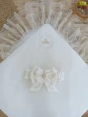 Yenidoğan Sahra Taç Nakışlı Plazma Taşlı Güpürlü Fiyonklu Duvaklı Trilüks Kundak Bebek Battaniyesi Ekru thumbnail 2