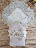 Yenidoğan Kuzulu Taç Nakış Güpürlü Fiyonklu Duvaklı Prizma Taş Unisex Kundak Bebek Battaniyesi Pembe thumbnail 1