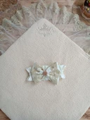 Yenidoğan Kuzulu Taç Nakış Güpürlü Fiyonklu Duvaklı Prizma Taş Unisex Kundak Bebek Battaniyesi Ekru thumbnail 4