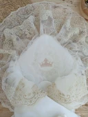 Yenidoğan Sahra Taç Nakışlı Plazma Taşlı Güpürlü Fiyonklu Duvaklı Trilüks Kundak Bebek Battaniyesi Sütlü Kahve thumbnail 3