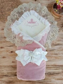 Yenidoğan Wool Yün Kumaş Taç Nakışlı Güpür Duvaklı Fiyonk Prizma Taş Unisex Kundak Bebek Battaniyesi Pembe thumbnail 1