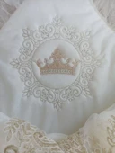 Yenidoğan Sahra Taç Nakışlı Plazma Taşlı Güpürlü Fiyonklu Duvaklı Trilüks Kundak Bebek Battaniyesi Ekru thumbnail 4