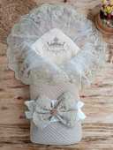 Yenidoğan Kuzulu Taç Nakış Güpürlü Fiyonklu Duvaklı Prizma Taş Unisex Kundak Bebek Battaniyesi Bej thumbnail 1