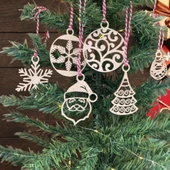 Ağaç Süsü Ahşap Noel Babalı Kar Tanesi Model 6 Parça Kırmızı Beyaz İpli Ahşap Yılbaşı Ağaç Süsü - 2