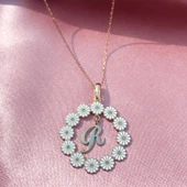 Papatya Çerçeveli Kişiye Özel Harf Gümüş Kolye thumbnail 3