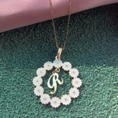 Papatya Çerçeveli Kişiye Özel Harf Gümüş Kolye thumbnail 1