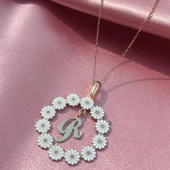 Papatya Çerçeveli Kişiye Özel Harf Gümüş Kolye thumbnail 2