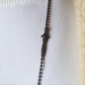 Kalkan ve Kılıç Figürlü Siyah Zirkon Taşlı Gümüş Erkek Kolyesi thumbnail 4