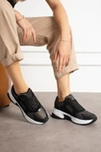 Siyah ve Beyaz Rahat Kalıp Kadın Sneaker - 1