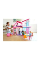 Barbie'nin Malibu Evi, Dönüşüm Özellikli, 25'ten Fazla Parçalı ve 2 Katlı Bebek Evi thumbnail 2