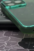 iPhone 13 Pro Max Uyumlu Yeşil Kenarlı Renkli Yarı Şeffaf Kapak Kılıf Kamera Lens Korumalı thumbnail 4