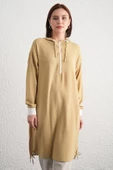 23YT462 Arm Trend Tunik CAMEL BOYUN VE GÖĞÜS ARASI FERMUARLI  KAPŞONLU  VE BAĞCIKLI KOL UÇ BEYZ ŞERİT - 1