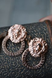 ARTBUTİKA Bayan Küpe Roze Kaplama Aslan Figür thumbnail 2