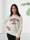 Brooklyn Baskılı Kapüşonlu Swaetshirt (Beyaz) thumbnail 3