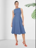 Kayık Yaka Diz Altı Düz Mavi Elbise thumbnail 2