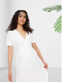 V Yaka Kloş Düz Beyaz Elbise thumbnail 3