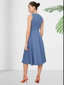 Kayık Yaka Diz Altı Düz Mavi Elbise thumbnail 3