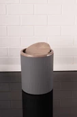 Mermer Desenli Sallanır Kapak Yuvarlak Banyo Çöp Kovası 6 lt, Mutfak Tezgah Üstü Çöp Kovası - 5