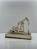 MASA ÜSTÜ PLAKET PETROL POMPASI HAREKETLİ ALTIN KAPLAMA ABS 26x22x9cm 2 ADET KALEM PİLLE ÇALIŞIR MAKET - 1